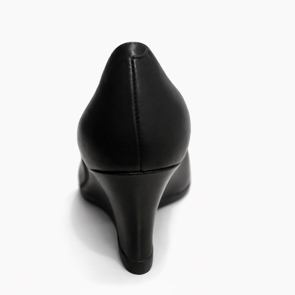 Seychelles Black Leather Ruched Wedge Pumps Size 7 (Runs Small) NEW No Tags - Picture 4 of 5